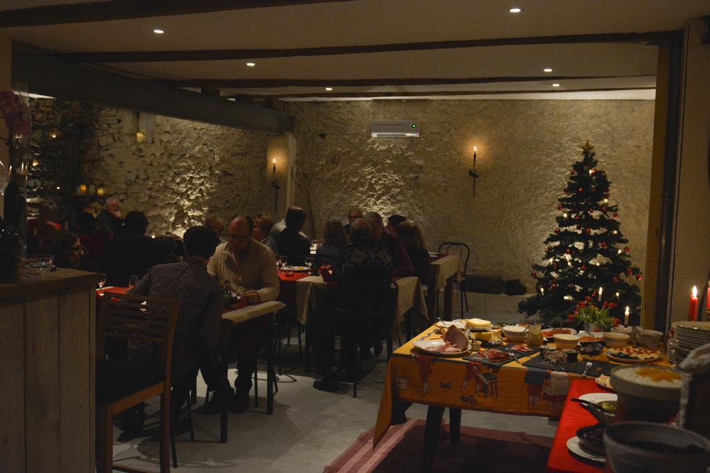 Chez Les Amis Ξενοδοχείο Saint-Nazaire-de-Ladarez Εξωτερικό φωτογραφία