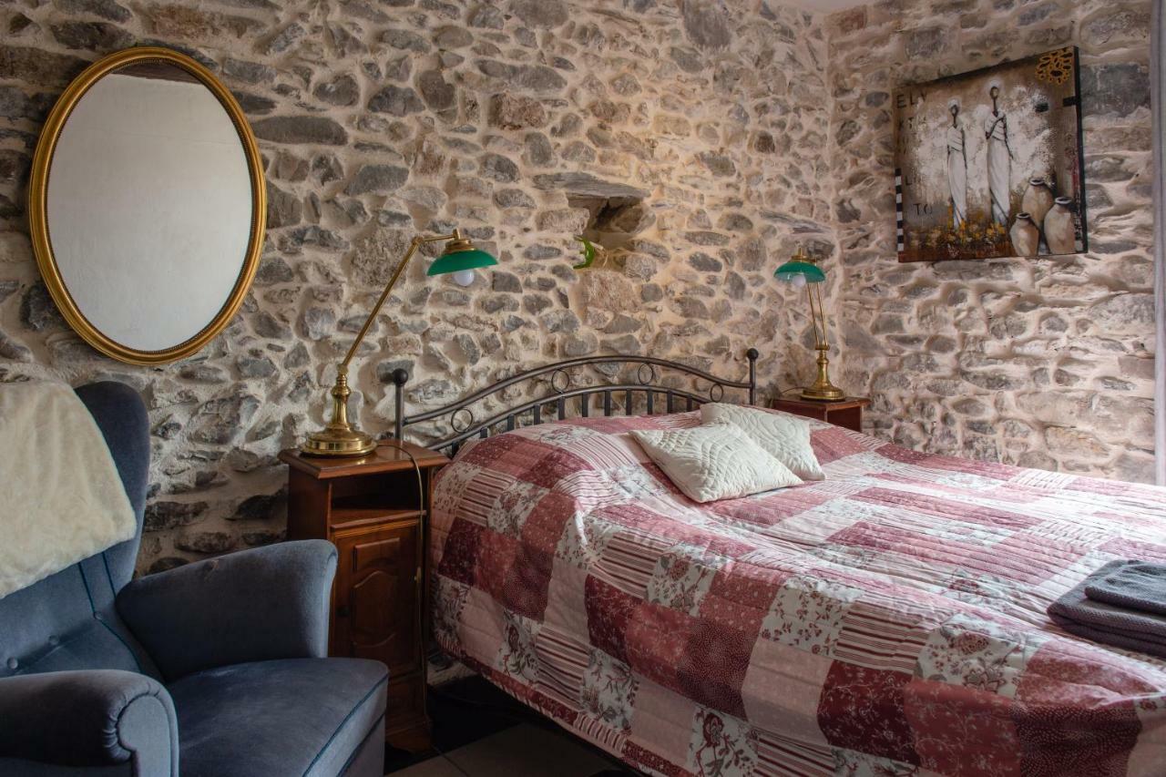 Chez Les Amis Ξενοδοχείο Saint-Nazaire-de-Ladarez Εξωτερικό φωτογραφία